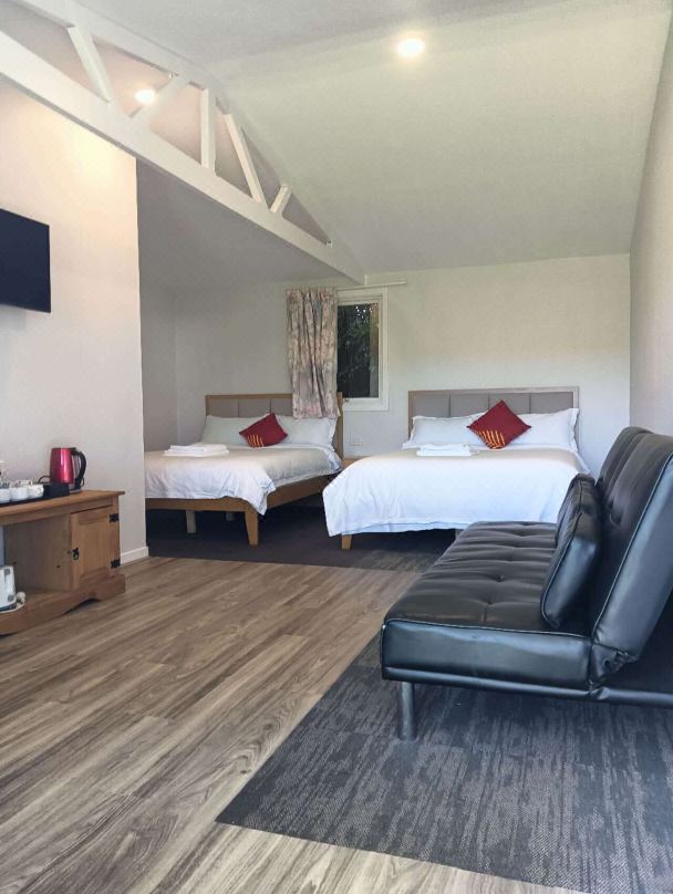 2張雙人床和1張沙發床的小木屋7D