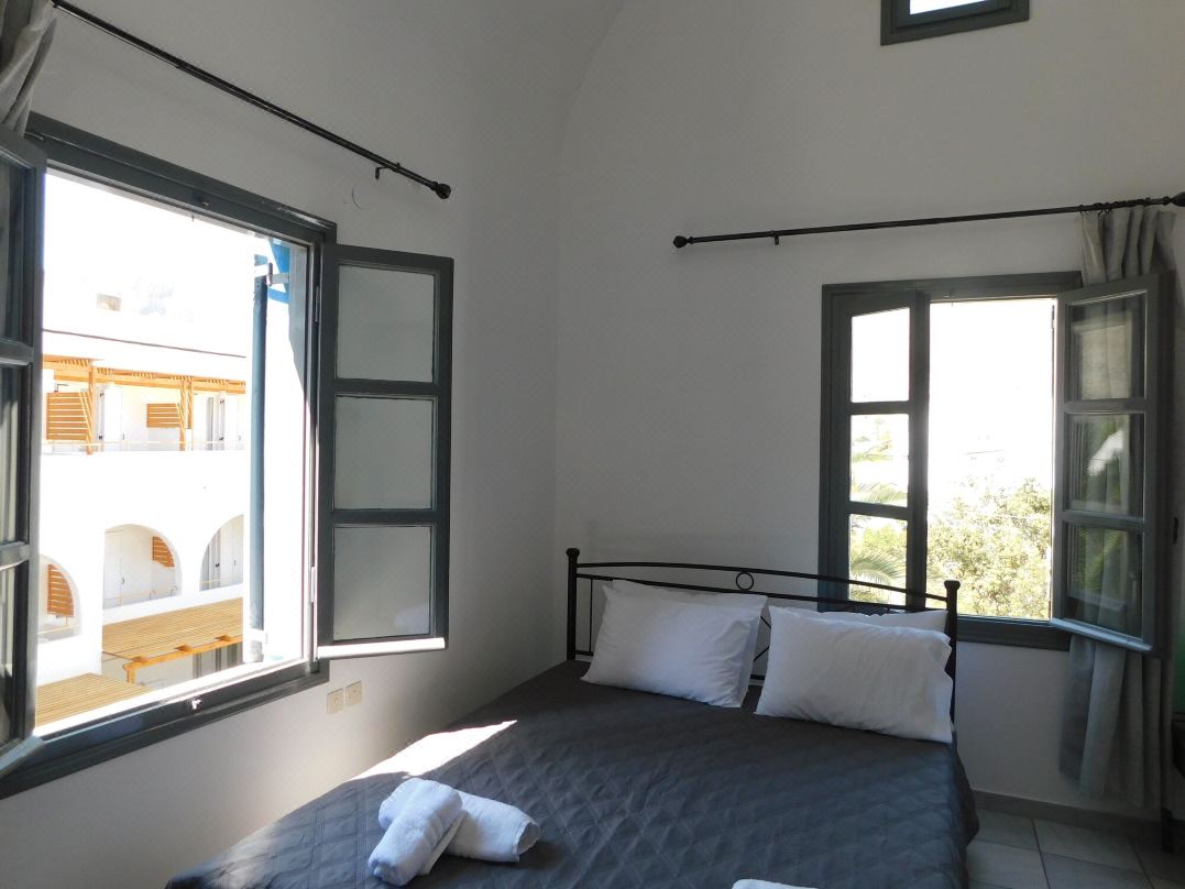Perissa Art Villa - Kitchen & Washing Machine