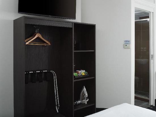 Mercure Melbourne City Centre Room Type - Standard Room, 1 Queen Bed