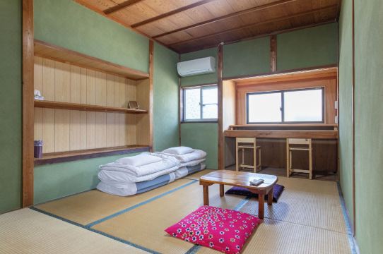 Amino Guesthouse Bench