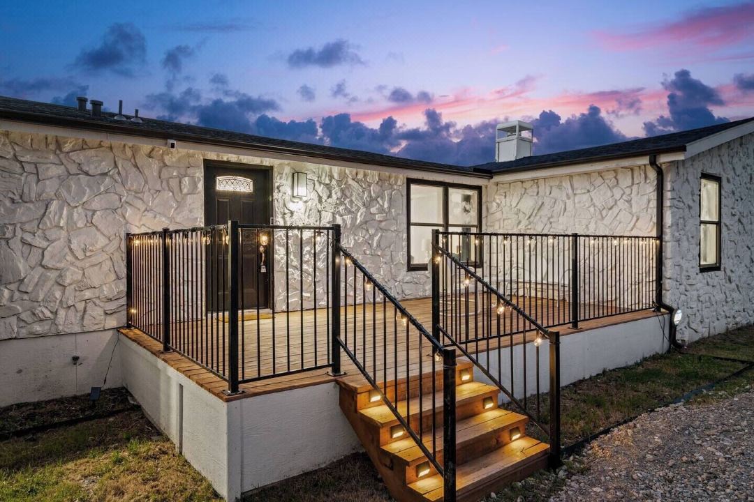 Built for Crews 1-Story XL Yard Ample Parking
