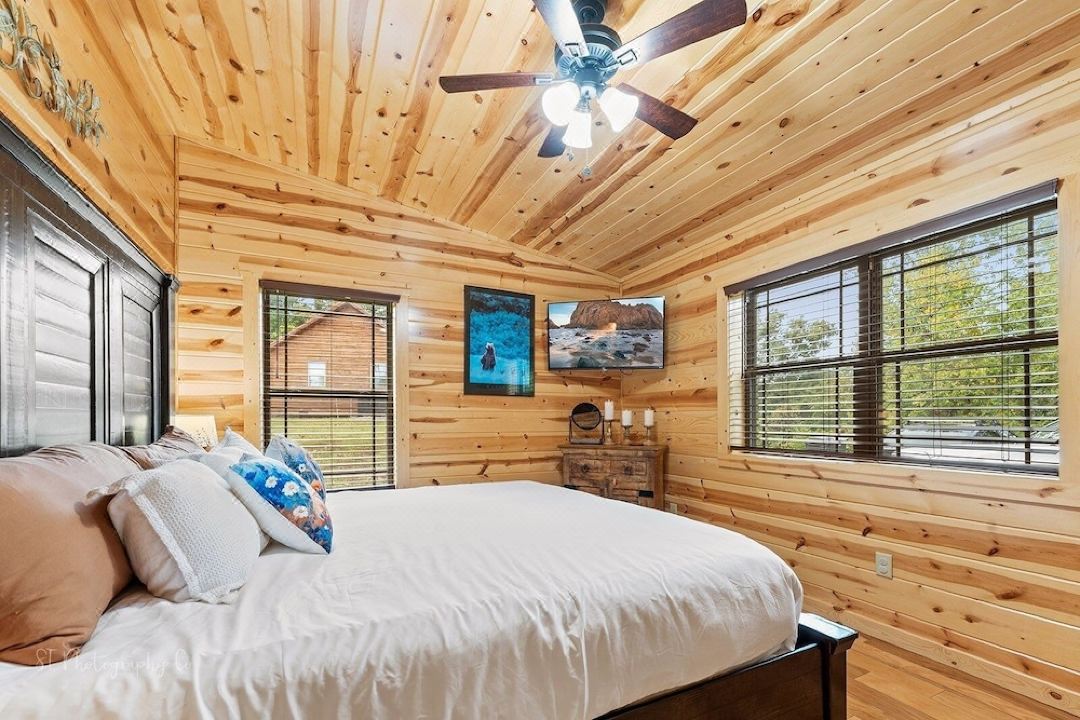 Foxes' Den Cabin with Private Hot Tub and Arcade Game by RedAwning