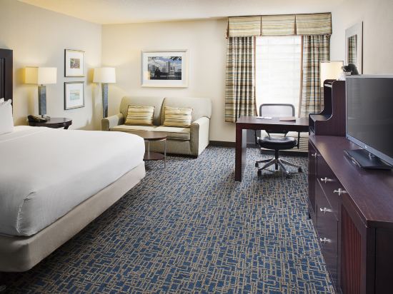 DoubleTree Hotel Baltimore - BWI Airport Room Type - Deluxe King Room with Sofa Bed