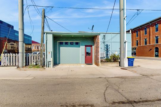 'Downtown Delight' w/ Patio! 1 Mi to Ball State