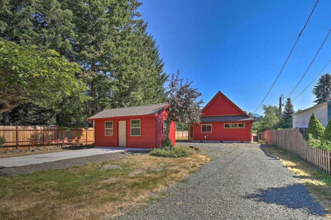 Rustic Cabin Near Mt Rainier Fire Pit and BBQ!