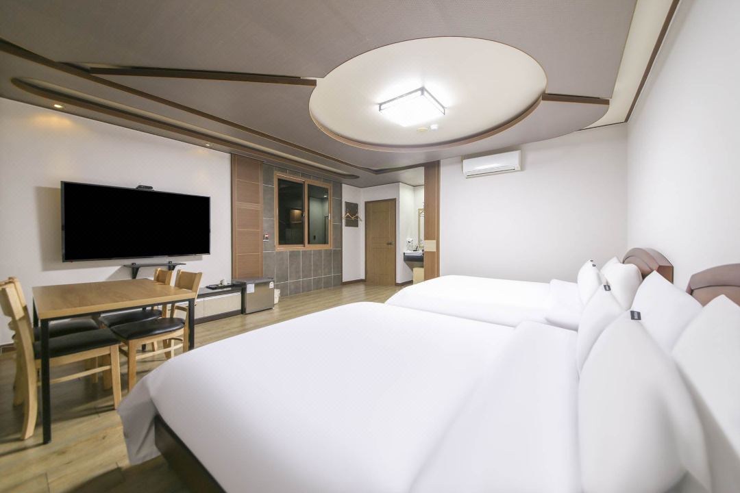 F1 Hotel