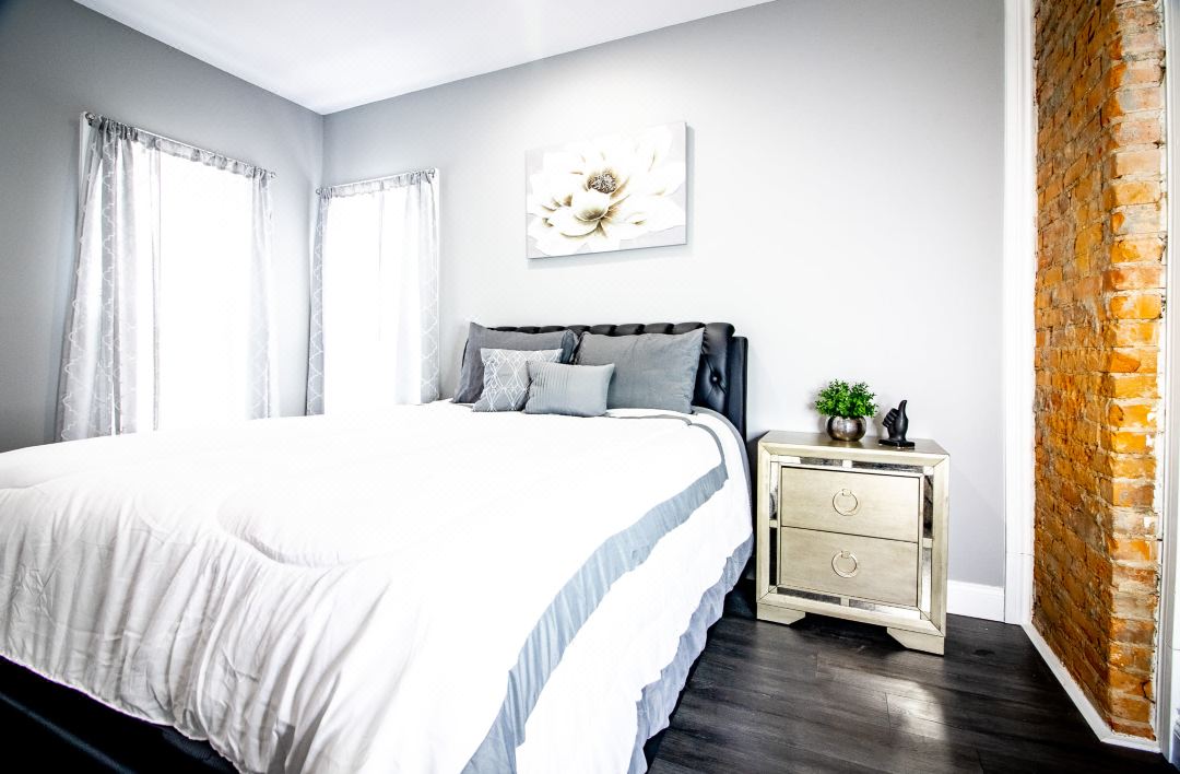 Modern Downtown Apartment - TV, Kitchen, Wifi, Essentials