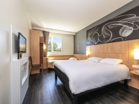 ibis Issoire Room Type - Standard Room with one double bed and one single bed