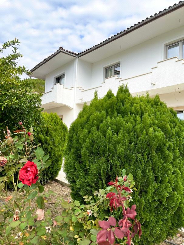 Guest House Nuhellari - Quiet family stay near Osumi Canyons