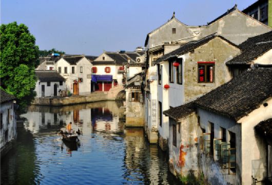 苏州周庄+同里古镇一日游【纯玩团 含游船 双5A级景区 】【此线路纯玩团，天天发班，一天时间畅游2大水乡古镇，节约您宝贵时间。】