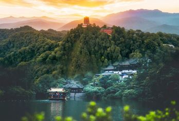 都江堰+青城山一日游【赠川剧演出◆网红熊猫宴◆可2-8人团】【[定制属于您的款]空调车(高性价比)；头等舱（旅行舒适）；2-8人团（人少更优）多团型满足不同需求。】