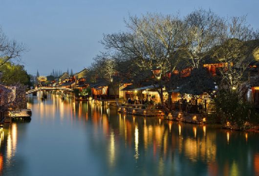 乌镇东栅+南浔古镇一日游、品质纯玩丨丨不进无购物店 时间自由【优选行程 畅游地标景点，寻国家宝藏，赏世界文化遗产，漫游古街感受此座老城慢时光。】