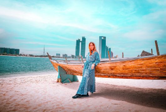 阿布扎比：城市之旅，参观谢赫扎耶德大清真寺及其他景点【专家导览游：跟随知识渊博的导游探索阿布扎比的精华景点。 参观谢赫扎耶德清真寺、阿布扎比遗产村、椰枣市场，并欣赏阿布扎比天际线和滨海大道的全景。 乘坐空调巴士往返阿布扎比的酒店，享受便捷舒适的交通服务。】