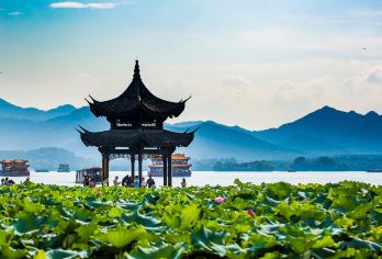 10人团丨杭州雷峰塔+西湖游船半日游含门票讲解ღ可选品茶画扇【[特色景点]乘坐电梯登雷峰塔顶ღ观赏西湖全景・可选茶楼品茗・午餐・画扇体验】