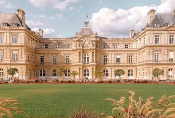 法国巴黎奥赛博物馆+圣礼拜堂+卢森堡公园+巴黎圣母院一日游【巴黎之旅~奥赛博物馆珍藏艺术华彩，圣礼拜堂闪耀神圣光辉，巴黎圣母院诉说历史沧桑】