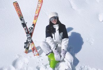 香格里拉七星雪滑雪场直通车：含门票+雪鞋雪板雪仗+往返车位费【独克宗古城出发往返香格里拉七星滑雪场直通车[含门票+雪鞋+雪板+雪仗+3小时滑雪时间+往返车位费]】