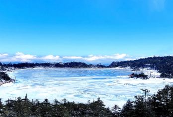 螺髻山一日游【门票+观光车+索道+市区定点接送，纯玩品质游】【螺髻山青峰叠翠，浑然天成，谓之：西湖浓妆，峨眉淡抹，螺髻天生。】