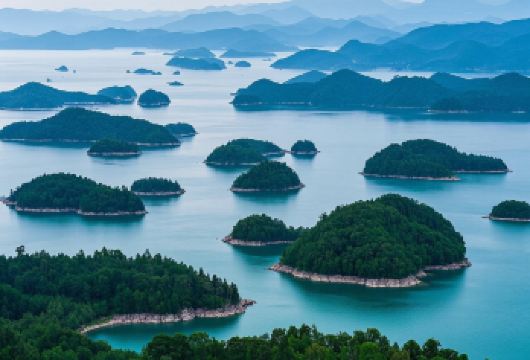 千岛湖+千岛湖中心湖区+梅峰岛一日游【第一次来千岛湖的游客，建议您一定要走千岛湖中心湖，以及登顶梅峰岛，月光岛。打卡地标性岛屿梅峰岛。】
