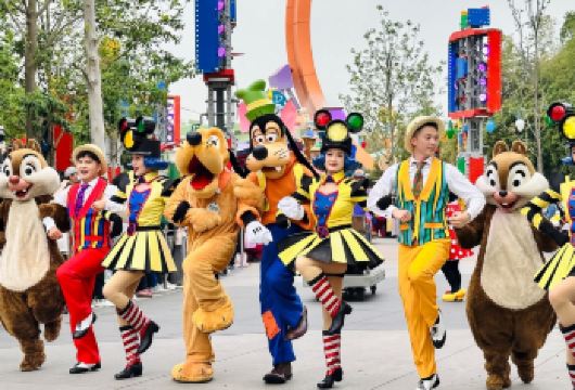 上海迪士尼1日票+快速入园+15尊享卡（烟花VIP）外语管家【从专属通道快速入园，避免高峰客流人群的拥挤，米奇童话专列巡游预留观赏区，以及前排黄金区欣赏震撼烟花秀】