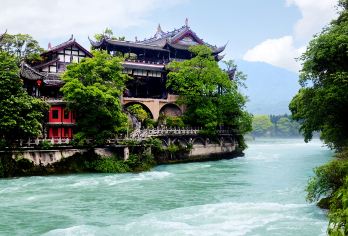 三星堆+都江堰一日游【2-6人小团/三环内接送/精讲三星堆】【[精致6人小团]告别6人以上的团，人多拥挤，游玩时间不统一，小团灵活自由】