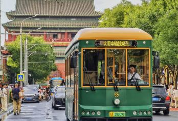 北京大美中轴线日景观光巴士（打卡永定门+天安门+故宫+鼓楼）【1、观光巴士采用新型仿古铛铛车，游客可游览15处古都之脊的文化遗产，体验壮美有序古今交融的城市画卷。】