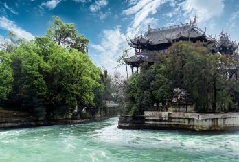 都江堰+青城山一日游【1单1团·赠盖碗茶·纯玩·三环内接送】【[赠送正宗四川盖碗茶]品都江堰景区内茶舍盖碗茶，放慢游玩脚步，有山有水有茶，感受巴蜀文化！】