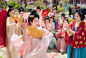 秦始皇帝陵博物院兵马俑+华清宫+驼铃传奇+中/英文导游一日游【英文导游全程伴！1 日打卡兵马俑 + 华清宫，还含《驼铃传奇》演出，境外游客省心逛西安！】