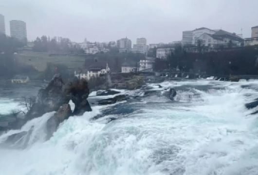 苏黎世出发一日游：莱茵瀑布+沙夫豪森小镇漫步【亲身体验欧洲大瀑布的震撼，漫步于“转角遇见画”的宁静古镇】