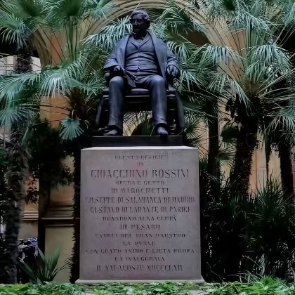 包车畅游佩萨罗三大热点：海岸悬崖+罗西尼故居剧院+自由广场