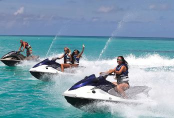 岘港：从海洋到灵魂：水上乐趣与当地风味【参观越南*高的观音像，并欣赏山茶半岛的全景。 4 小时水上运动乐趣，体验一系列精彩的海洋活动：立式桨板冲浪、浮潜、香蕉船、水上摩托艇。 前往山茶码头，欣赏海港的壮丽景色，并自行享用美食和饮品。】