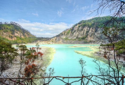 雅加达白火山口一日私人游【Kawah Putih 是印度尼西亚万隆附近 Ciwidey 村的一个白色火山口湖 它是西爪哇*独特、*令人惊叹的地方之一。 伦加尼斯悬索桥全长370米，被誉为东盟地区最长的悬索桥。】