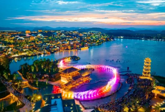 【陶都烟火・慢享窑湖・晚20:00返程 】宜兴窑湖小镇一日游【寻味窑工宴，近距离体验杂耍的趣味，节目尾声的彩蛋，更是惊喜，等你来解锁……】