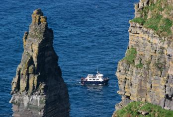 爱尔兰都柏林出发 莫赫悬崖+游船+艾尔威洞穴一日游【探索古老的艾尔威洞穴奇观，地球下方的岩层瀑布】