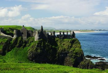 巨人之路 & 贝尔法斯特泰坦尼克号博物馆一日游（都柏林出发）【邓路斯城堡坐落在壮观的海岸悬崖上，可欣赏到遗址的壮丽景色，历史悠久】