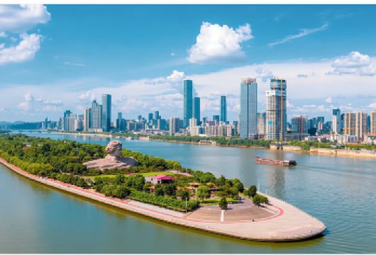 长沙+湖南省博物馆+橘子洲景区+爱晚亭一日游【精选产品： 不推自费，安排百年老店-坡子街[火宫殿总店]，品尝湖湘特色小吃，饕餮美食让您流连忘返】