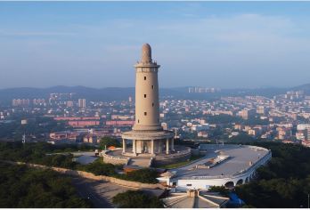 大连黄渤海分界线+白玉山一日活动·私家团·一山担两海·更自由【[优选景区]开车直达白玉山，不换乘，不爬山，白玉山上俯瞰旅顺全景，感受自然分界的壮观景象，一脚踏双海】