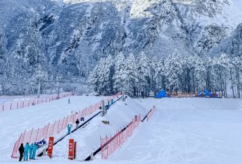 成都到汶川羌人谷滑雪场一日游【专业雪场+雾凇赏雪】【[冬季玩雪]专业滑雪 + 亲子戏雪 + 民俗体验 + 周边游览】