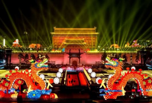 新春体验 - 盛大年货集市&2026西安城墙灯会【双城同庆：城墙灯会与唐西市新春庙会 一场感官盛宴：从流光溢彩的视觉艺术，无缝衔接到沉浸式活力四射的当地传统庆典世界。 高效行程涵盖两大标志性节庆的**精华，从容不迫尽享精彩。】