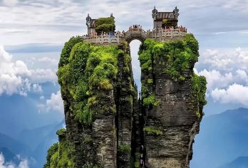 贵州铜仁：梵净山+蘑菇石+老金顶 |定制包车一日游(中英)#【探秘地质奇观，蘑菇石独特造型，令人叹为观止。】