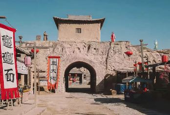 银川出发(沙湖+镇北堡影视城+贺兰山岩画)纯玩小团一日游【[2种套餐可自由选择]套餐A(只含往返接送车费)，套餐B(包含景区门票+景区小交通+往返接送车费)】