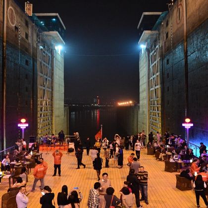夜游宜昌【观两江夜景丨乘豪华游船丨过葛洲坝船闸丨体水涨船高】