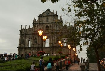 中国澳门+大三巴牌坊+议事亭前地+贡多拉船体验之旅一日游【一天之内感受融合中西方文化的城市，美食与美景相得益彰。包车轻松出行，深度体验澳门风情。】