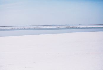 察尔汗盐湖+乌素特水上雅丹+雅丹地貌一日游【巴士团】【“上帝打翻了苹果汁”—这就是察尔汗盐湖】