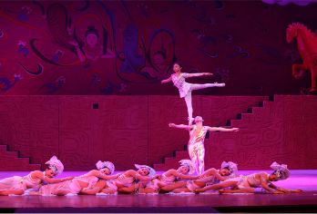 红剧场+北京全聚德(和平门店)夜游【英语司机私人游】【深度体验北京杂技和烤鸭晚餐】