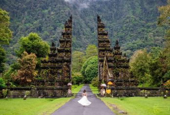 巴厘岛私人包车游览【定制您的专属旅程：设计您自己的旅行路线，按照您自己的节奏探索巴厘岛的热门景点。 专业司机：享受由持有执照、友善且能说您语言的司机提供的包团，带来无缝体验。 规格参数：根据需要选择车辆配置选项：根据您的喜好选择车辆】