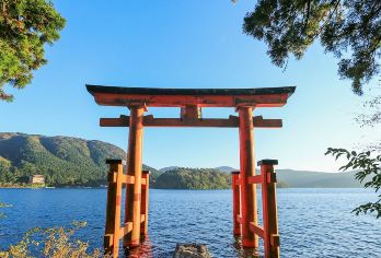 日本箱根神社＋箱根缆车＋大涌谷＋山中湖＋忍野八海一日游【参观千年箱根神社，漫步芦之湖畔的朱红鸟居，捕捉富士山与湖光相映的绝景】