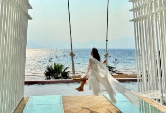 抚仙湖+月亮湾+澄江化石博物馆+樱花谷+太阳山小镇包车一日游【[实力保障]昆明一日游集团品质严选线路，拥有自己的车队、全程品质把控，专业一手资源】