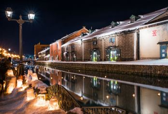 日本小樽【天狗山+小樽运河+北一硝子馆】中文包车一日游【白日雪原、黄昏渔港、夜景星河，雪灯之路的蜡烛在运河冰面写诗。】