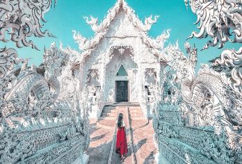清迈清莱观音庙红庙+白庙+蓝庙+网红梦幻仙境咖啡屋一日游【白庙白色象征佛陀纯洁与智慧，现代艺术与佛教完美融合，镜面装饰震撼】