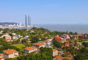 泉州出发【2人起订私家团】鼓浪屿+菽庄花园+万国建筑一日游【[泉州出发私家团]2人起订1单1车，纵四方旅游独立发团，我们为您抢吉时船票上午上岛错开人群可玩一整天】